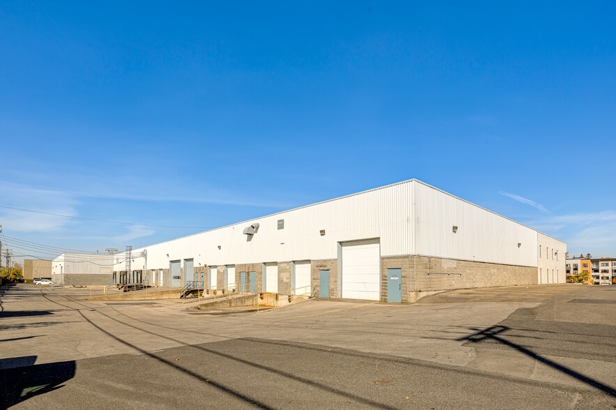 More Photos Of 8740-8878 Blvd Pie-IX, Montréal Warehouse For Lease