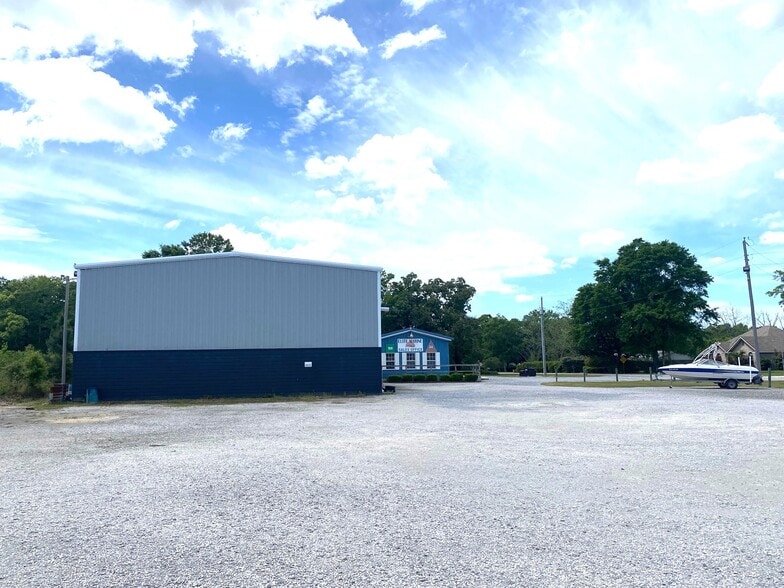 More Photos Of 19924 Chestnut Dr, Foley Showroom For Lease
