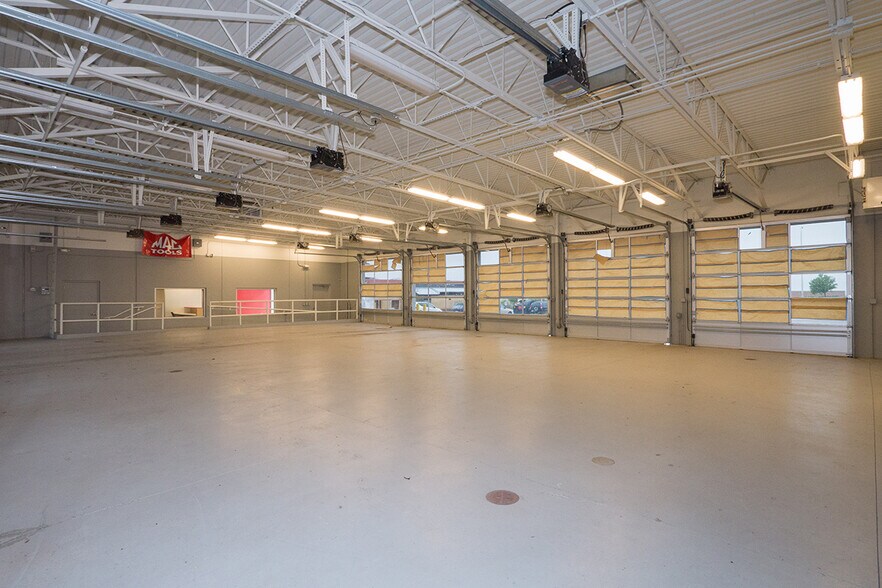 More Photos Of 5706 S Carefree Cir, Colorado Springs Auto Repair For Lease