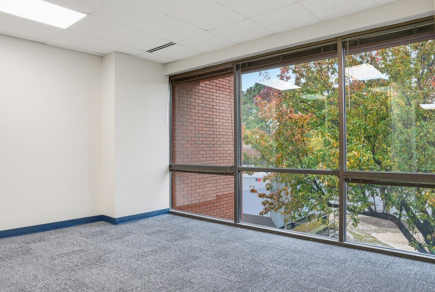 More Photos Of 840 Greenbrier Cir, Chesapeake Office For Lease