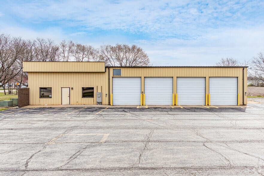 More Photos Of 9941 N Alpine Rd, Machesney Park Warehouse For Lease
