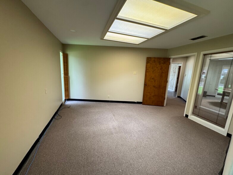 More Photos Of 1208 S Chestnut St, Lufkin Showroom For Sale