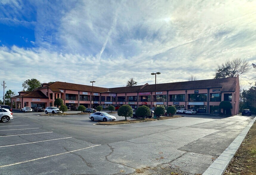 More Photos Of 3706 Mercer University Dr, Macon-Bibb Storefront Retail Office For Lease