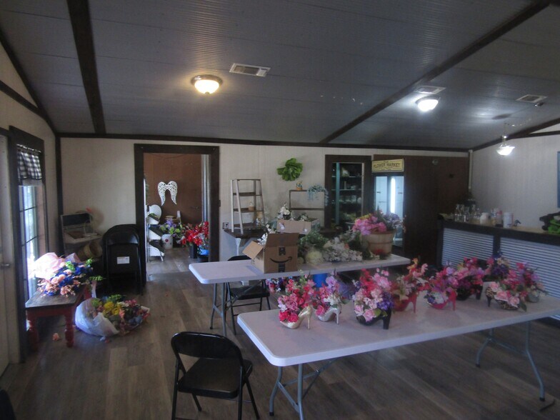 More Photos Of 9 NW Martin Luther King Ave, Idabel General Retail For Sale