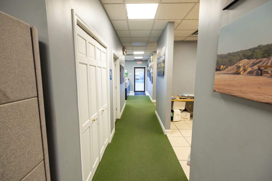 More Photos Of 1621 Se Summit St, Lee's Summit Light Distribution For Lease