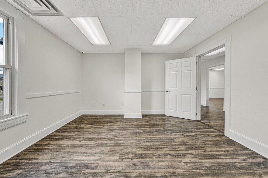 More Photos Of 628 S Colorado St, Salem Office For Sale