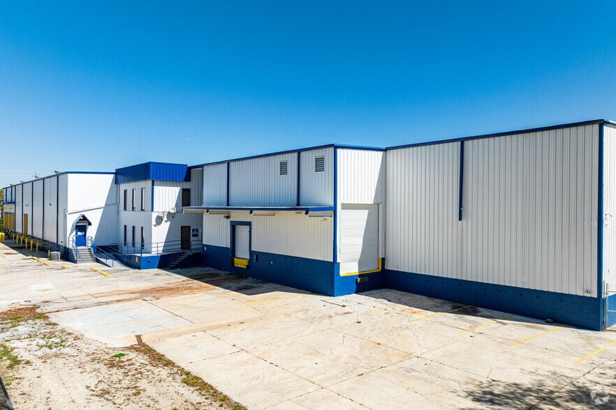 More Photos Of 4206 Mercantile Ave, Naples Distribution For Lease