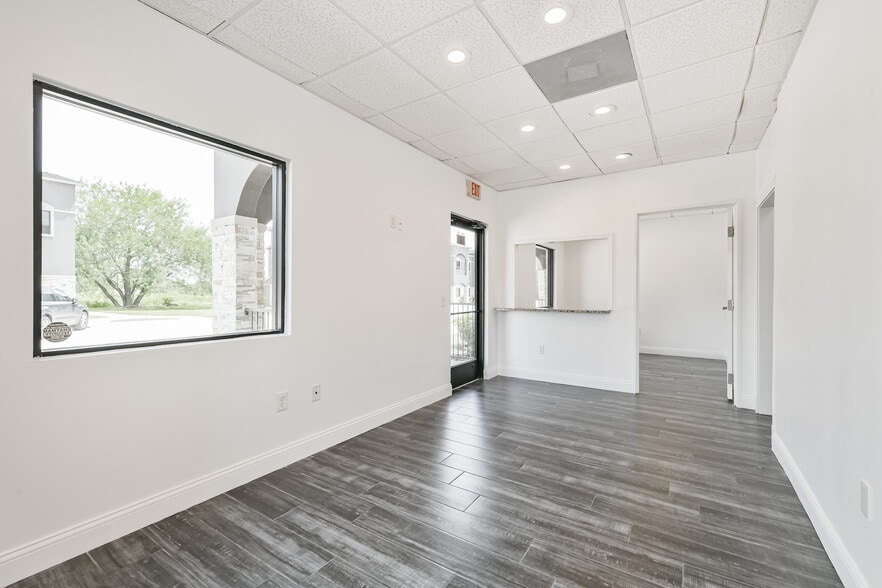 More Photos Of 20550 Townsen Blvd, Humble Office For Sale