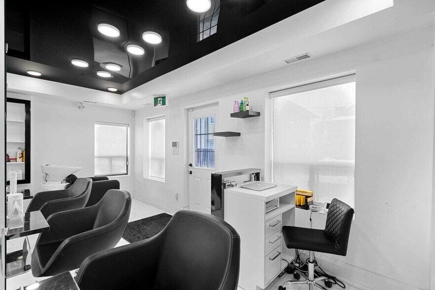 More Photos Of 62 Queen St S, Mississauga Freestanding For Lease