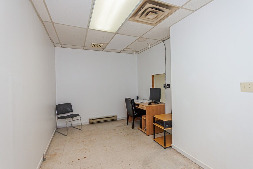 More Photos Of 151 Brock St N, Whitby Warehouse For Lease