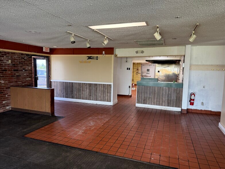 More Photos Of 1801 N Market St, Sparta Restaurant For Lease