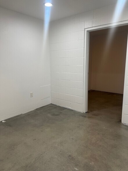 More Photos Of 16770-16780 Stagg St, Van Nuys Warehouse For Lease