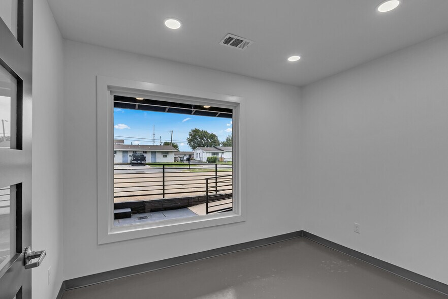 More Photos Of 836 N 1st St, Broken Arrow Coworking Space