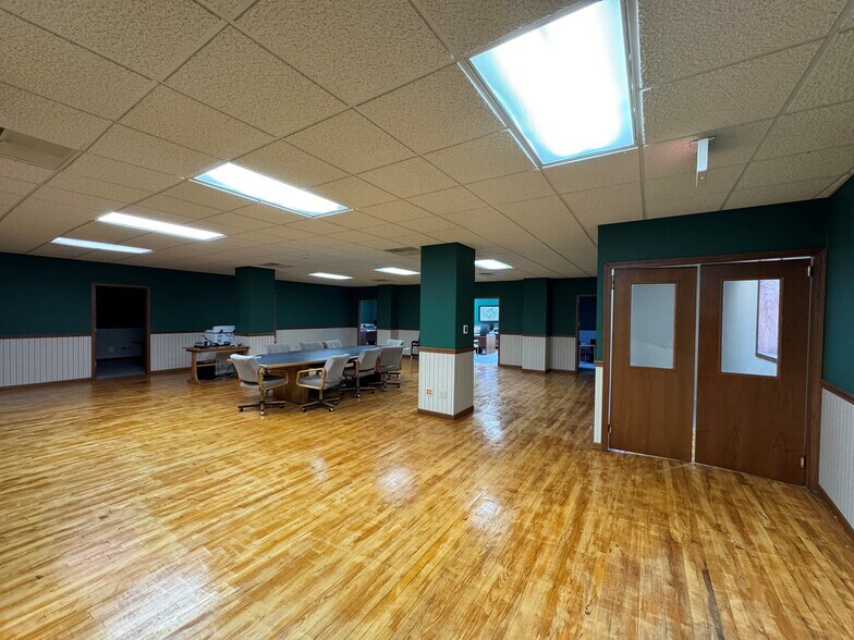 More Photos Of 503 S Main St, Nappanee Office For Sale