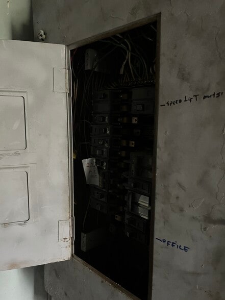 More Photos Of 207 N Temple Ave, Starke Auto Repair For Sale