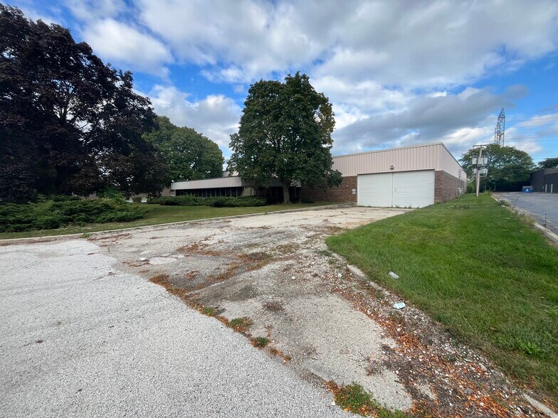 More Photos Of 333 W Washington Blvd, Mundelein Manufacturing For Sale