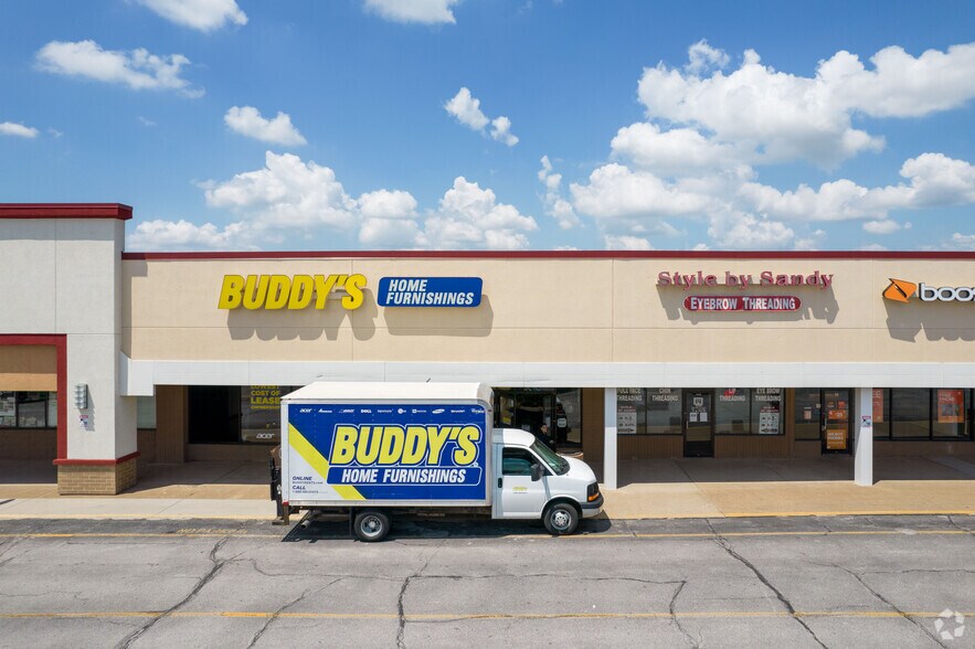 More Photos Of 902 W Kimberly Rd, Davenport General Retail For Sale