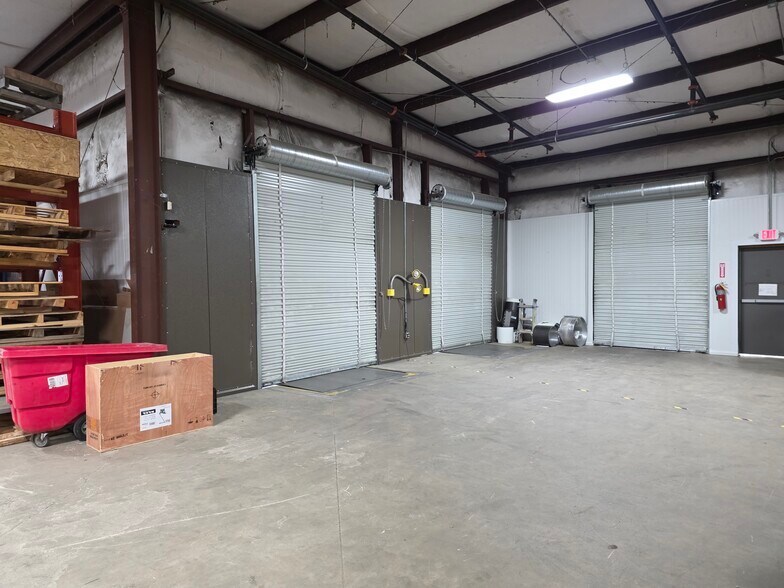 More Photos Of 318 Bell Park Dr, Woodstock Distribution For Lease