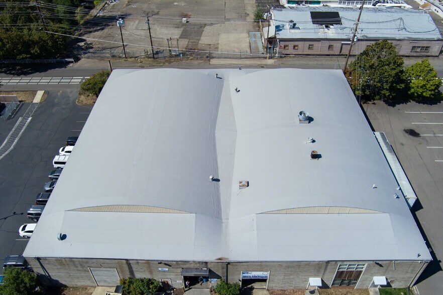 More Photos Of 1100 Front St NE, Salem Distribution For Sale