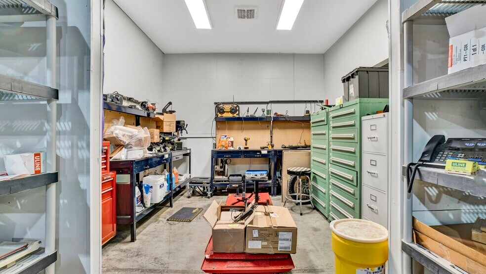 More Photos Of 961 N Main St, Mansfield Warehouse For Lease