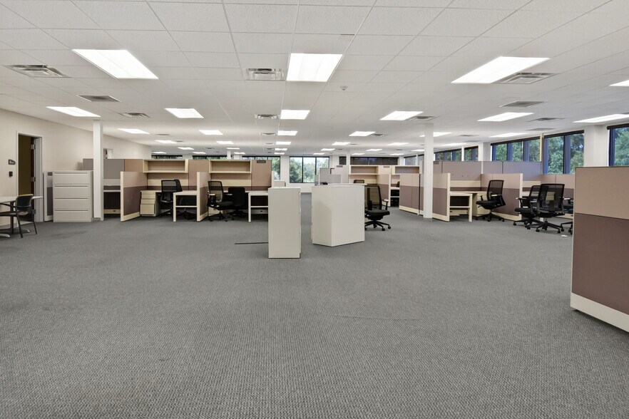 More Photos Of 9512 Sunbeam Center Dr, Jacksonville Office For Lease