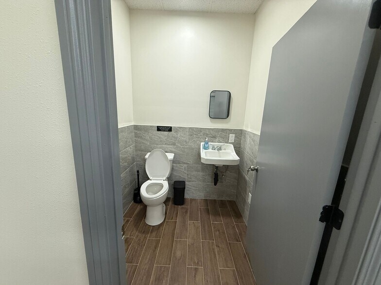 More Photos Of 1619-1623 S Minnie St, Santa Ana Flex For Sale