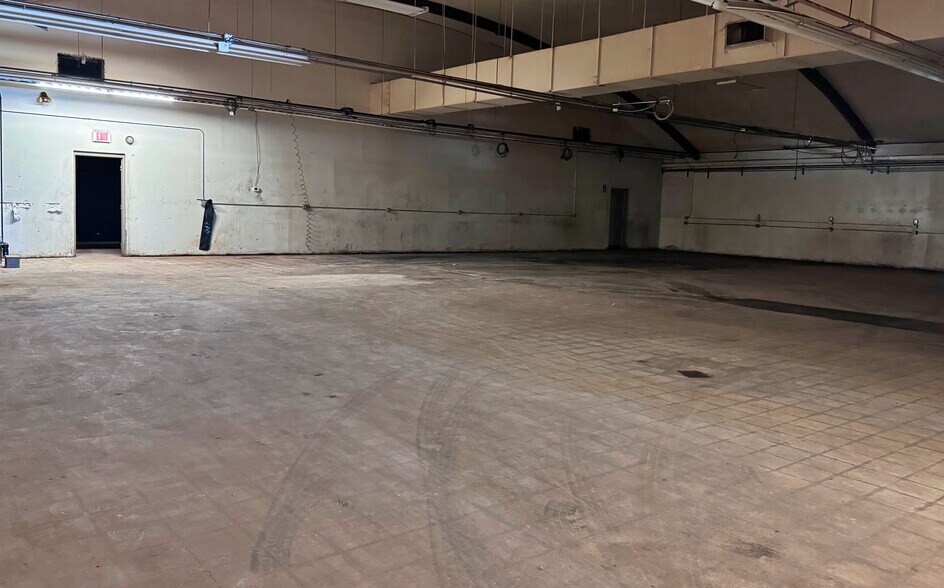 More Photos Of 2620 Auburn St, Rockford Manufacturing For Lease