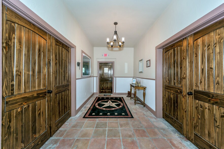 More Photos Of 2001 S Austin Ave, Denison Light Distribution For Lease