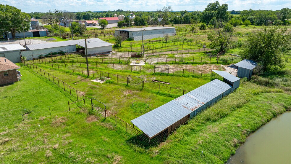 More Photos Of 1853 S Broadway St, Coalgate Flex For Sale