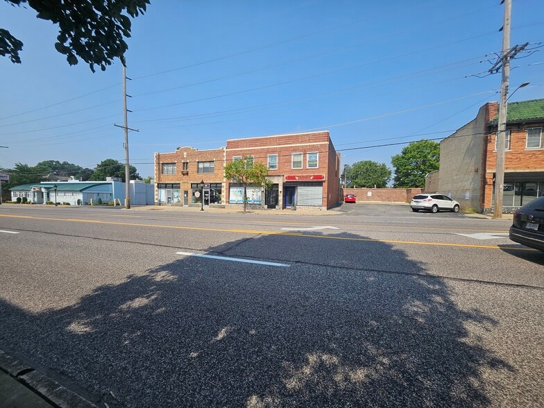 More Photos Of 1047 S Big Bend Blvd, Saint Louis Storefront Retail Office For Lease
