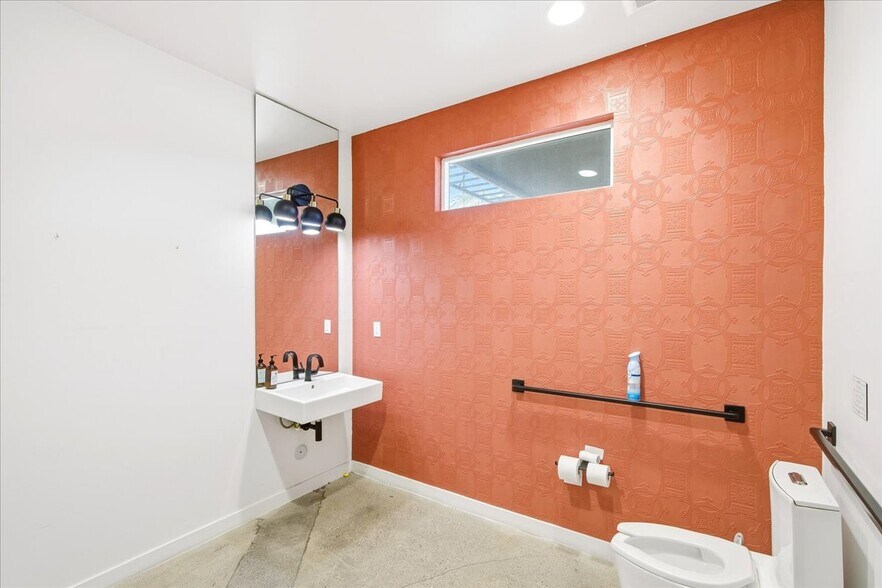 More Photos Of 3444 E Anaheim St, Long Beach Office For Sale