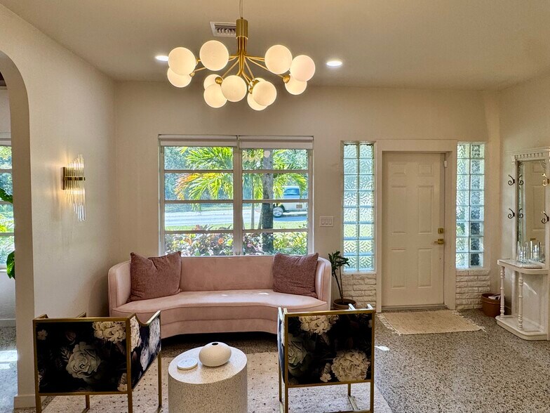 More Photos Of 5400 85th St, Vero Beach Showroom For Sale
