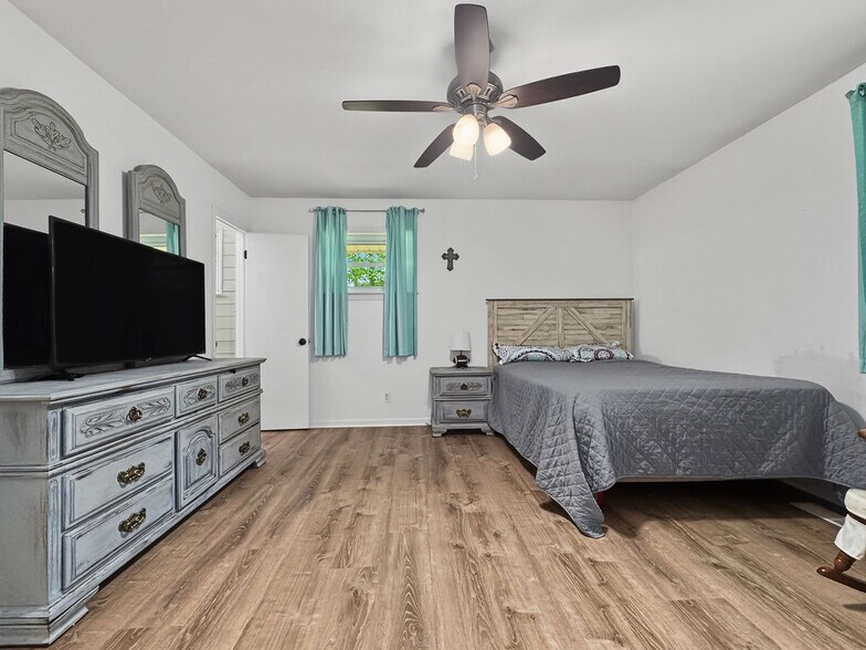More Photos Of 5602 Highway 69 N, Northport Flex For Sale