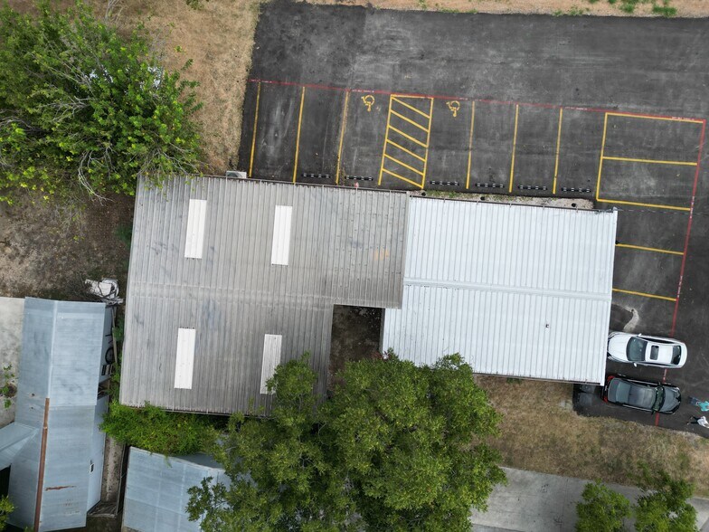 More Photos Of 136 W Nacogdoches St, New Braunfels Service For Sale