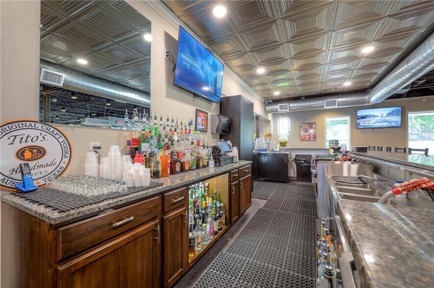 More Photos Of 4545 N Brighton Ave, Kansas City Bar For Sale