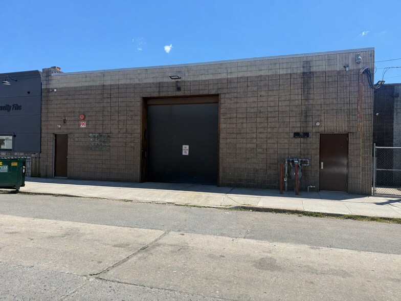 More Photos Of 70 Bennington Ave, Freeport Warehouse For Lease