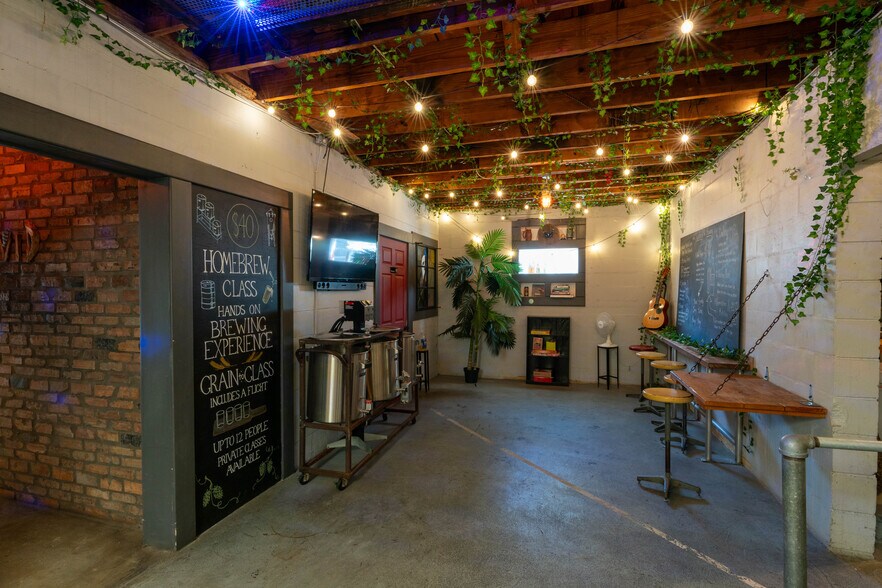 More Photos Of 1745 1st Ave S, Saint Petersburg Bar For Sale