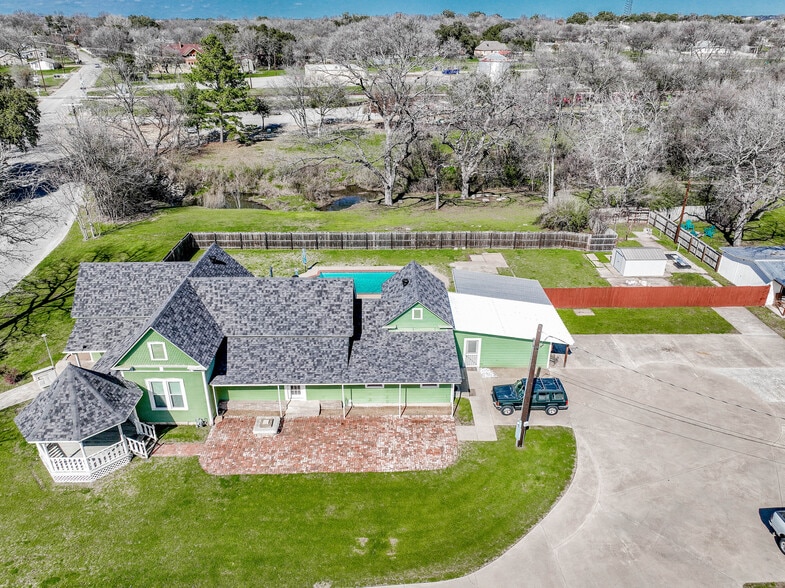 More Photos Of 512 N Travis St, Granbury Hospitality For Sale