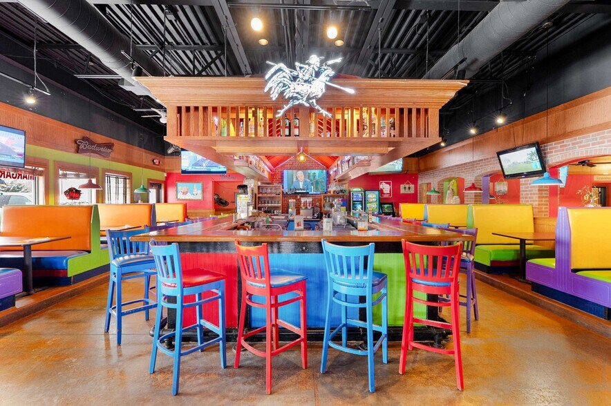 More Photos Of 850 Kepler Dr, Green Bay Restaurant For Sale