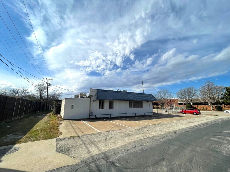 More Photos Of 2154 Burbank St, Dallas Freestanding For Lease
