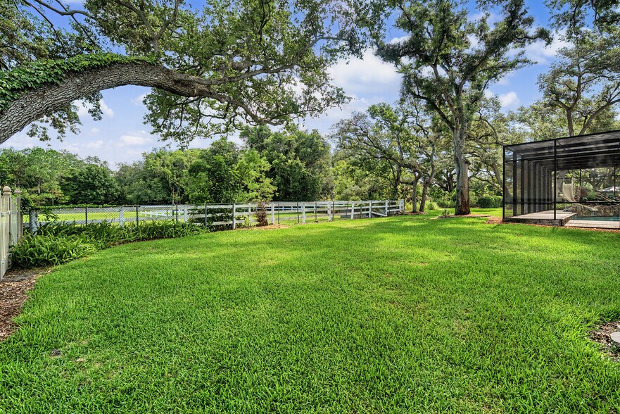 More Photos Of 2160 Laurence Dr, Clearwater Office For Sale