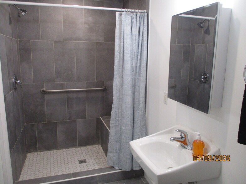 More Photos Of 67 Woodside Pl, Newark Flex For Lease