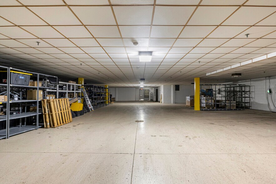 More Photos Of 15360 S Commerce Dr, Dearborn Office For Sale