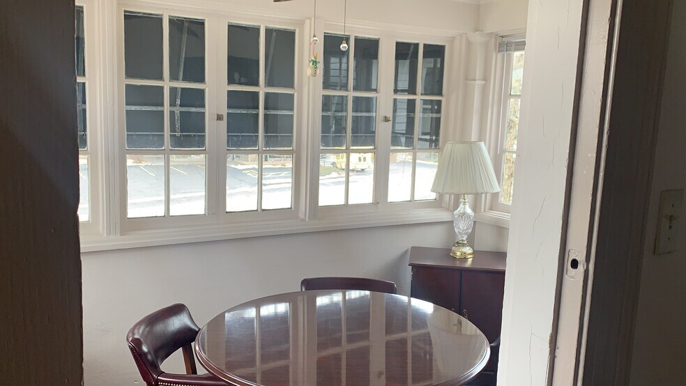 More Photos Of 8949 Manchester Rd, Brentwood Freestanding For Lease