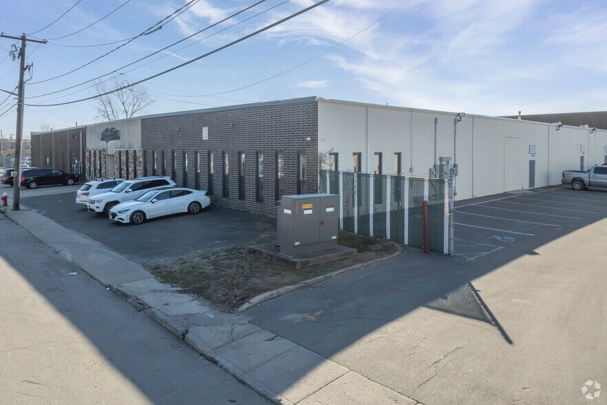 More Photos Of 485 Brown Ct, Oceanside Warehouse For Lease