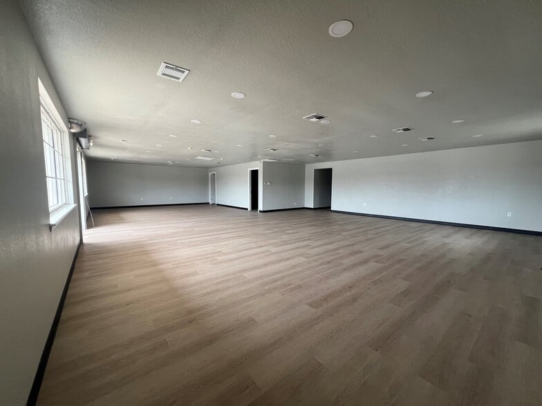 More Photos Of 1702 Santa Fe Dr, Weatherford Flex For Lease