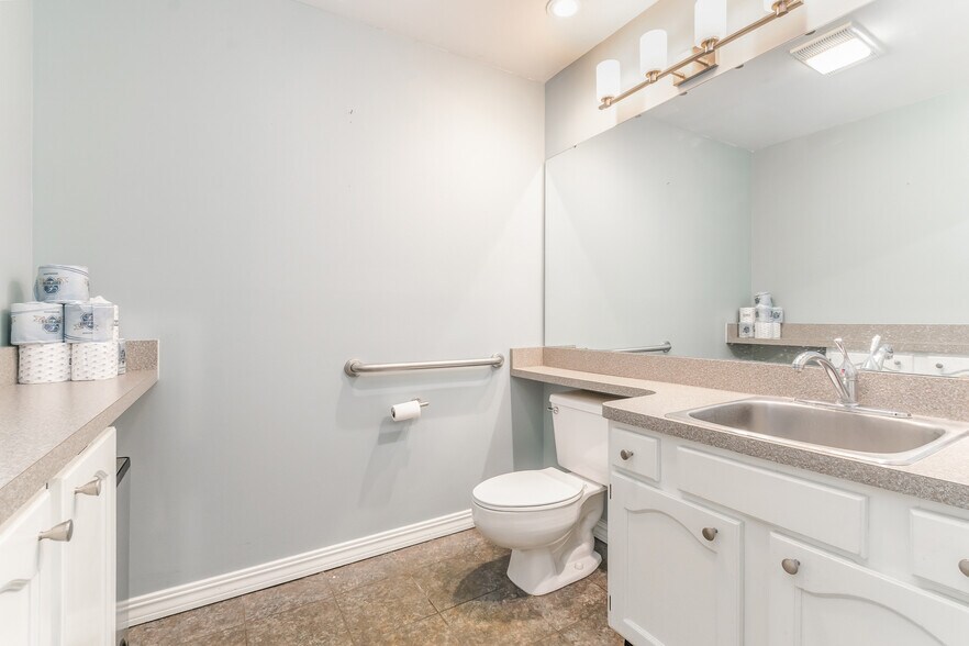 More Photos Of 1628 N Ironwood Dr, South Bend Freestanding For Lease