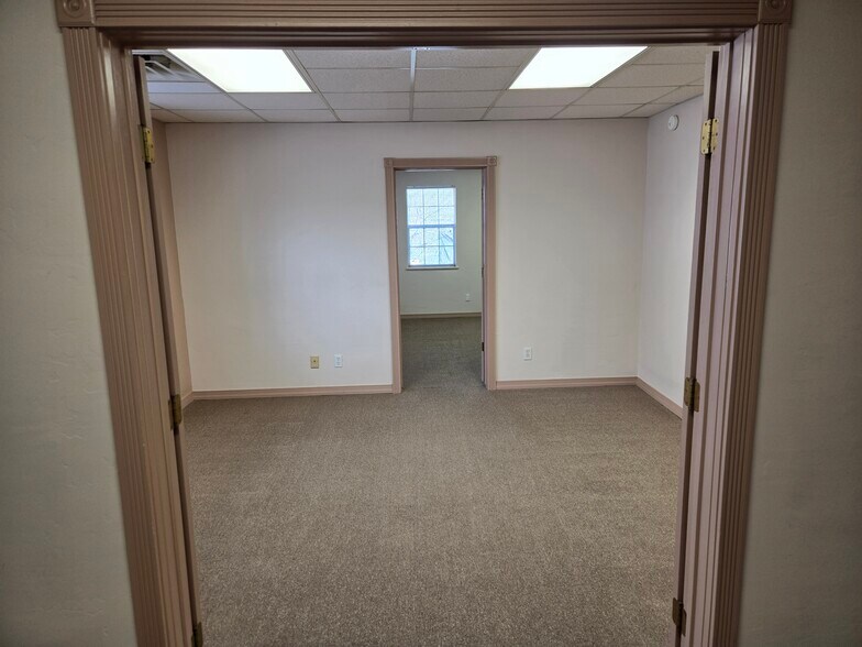 More Photos Of 318 W Highland St, Shawnee Office For Sale