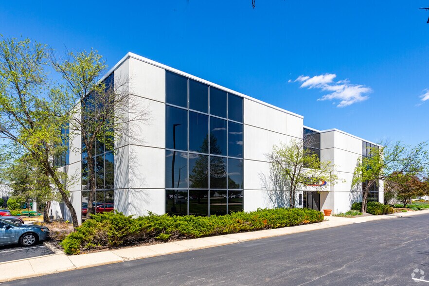 More Photos Of 120-160 W Center Ct, Schaumburg Office For Lease