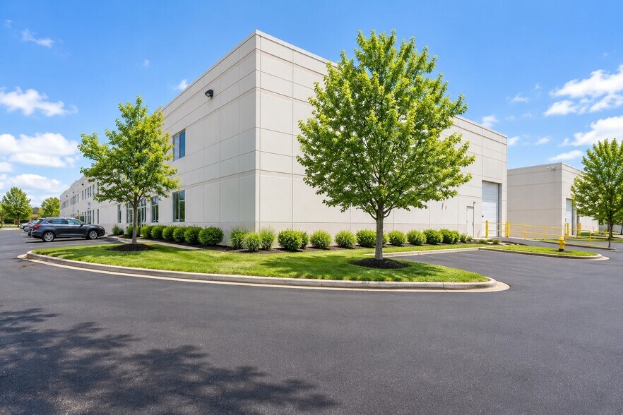 More Photos Of 475 Quadrangle Dr, Bolingbrook Warehouse For Lease